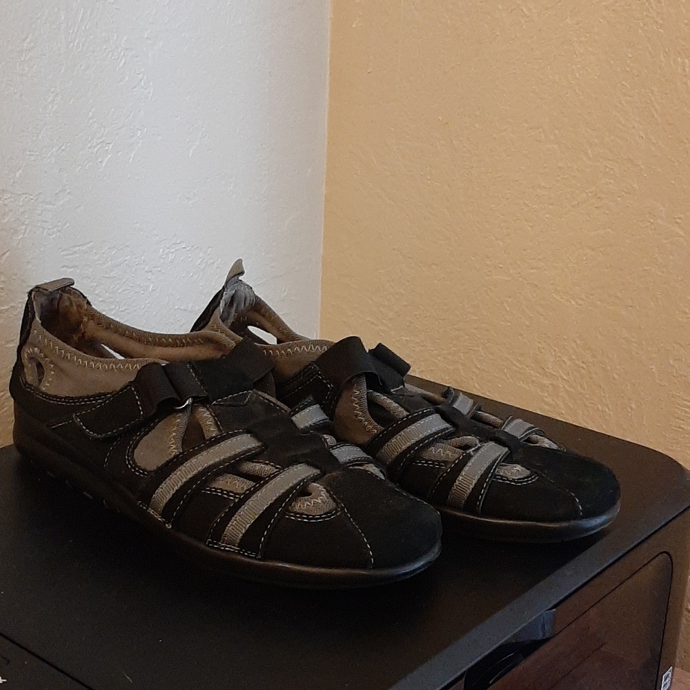 Aerosoles breathable black tennis shoes Size 7